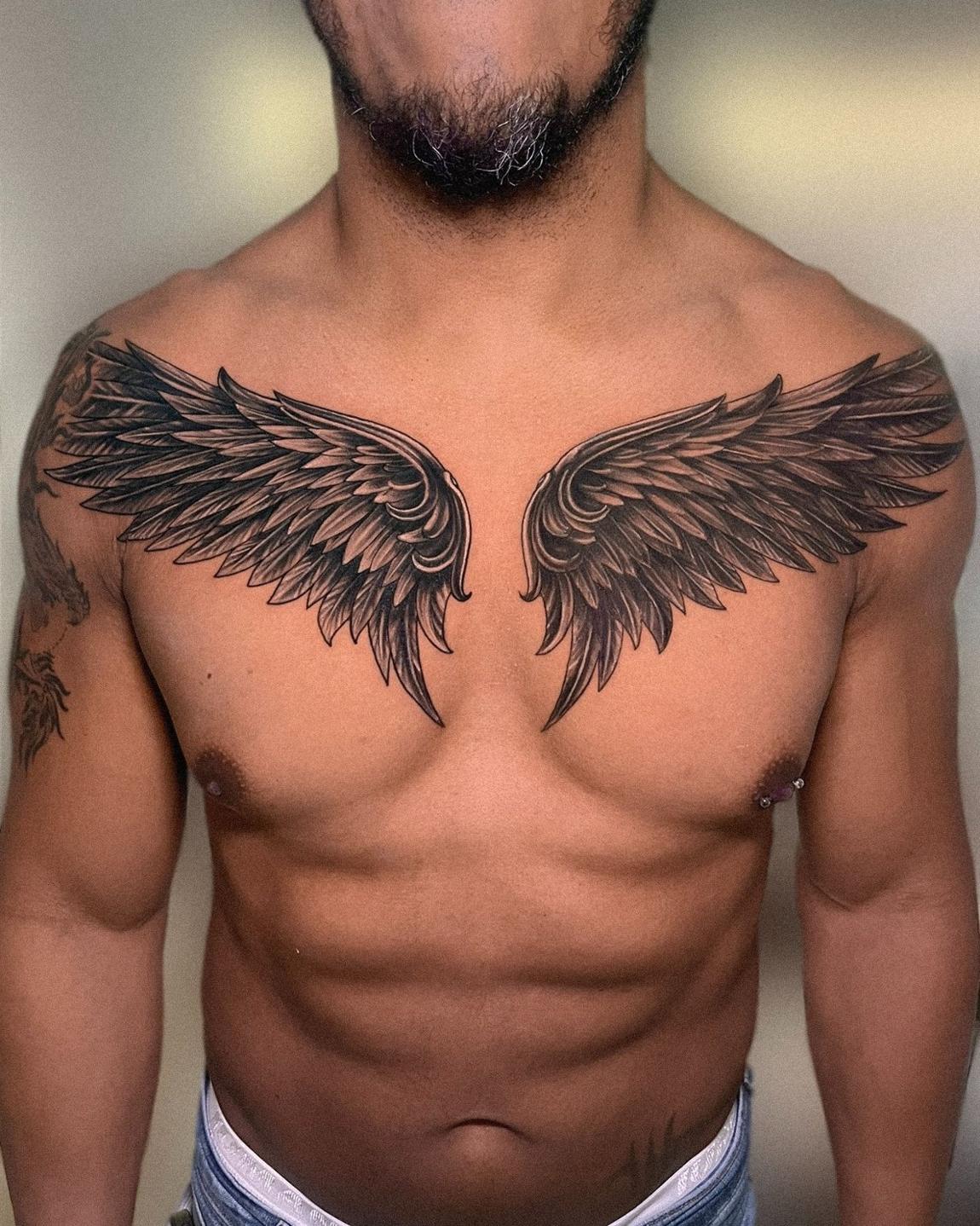 Tatuaje de dos alas extendidas sobre el pecho