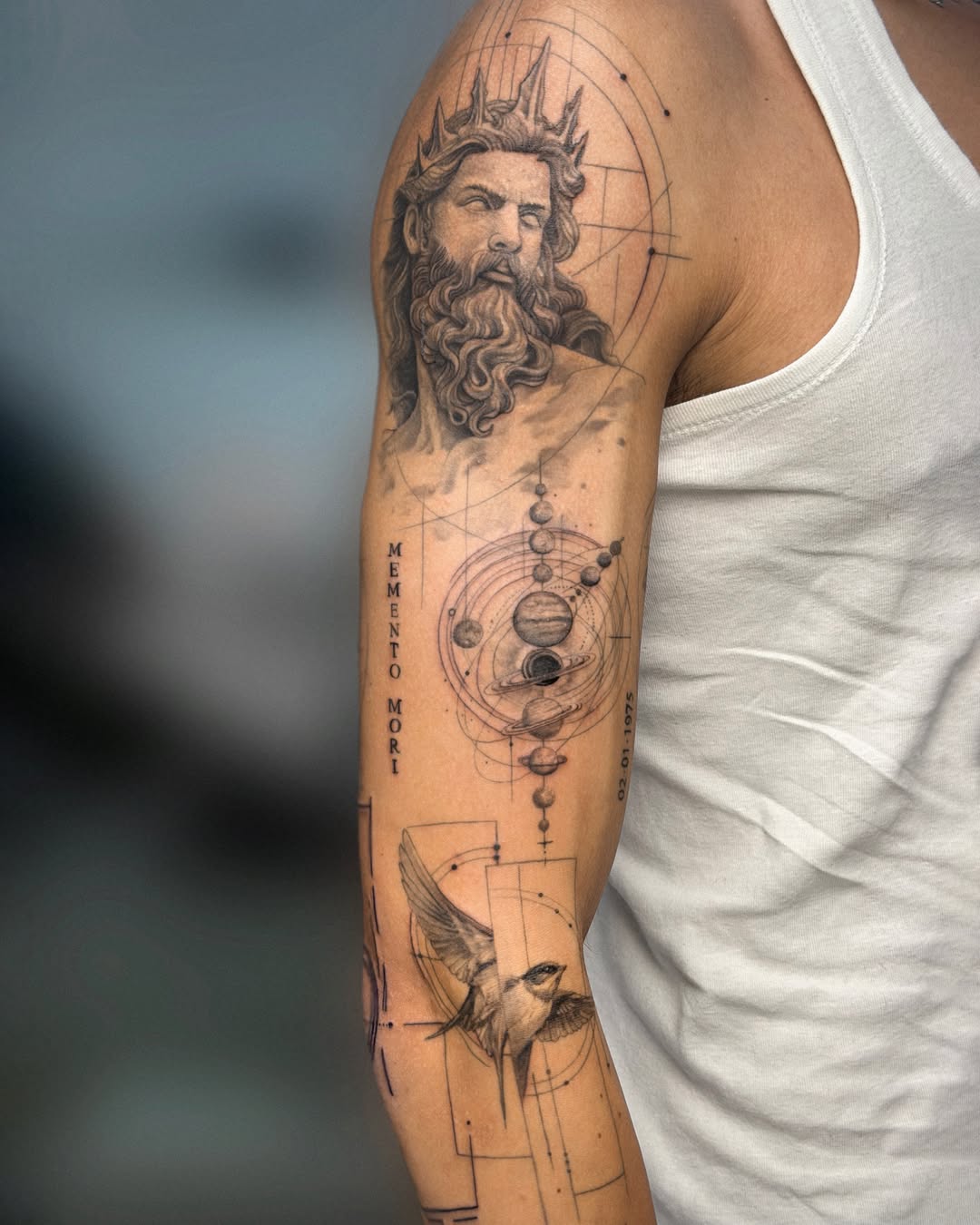 Manga con un retrato mitológico y motivos astronómicos