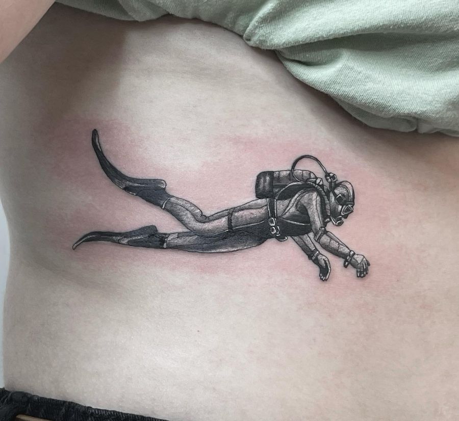 Tatuaje de línea fina de un buzo clásico