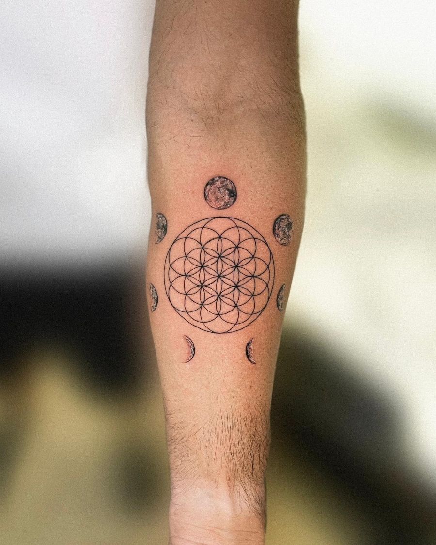 Tatuaje geométrico con la flor de la vida y fases lunares