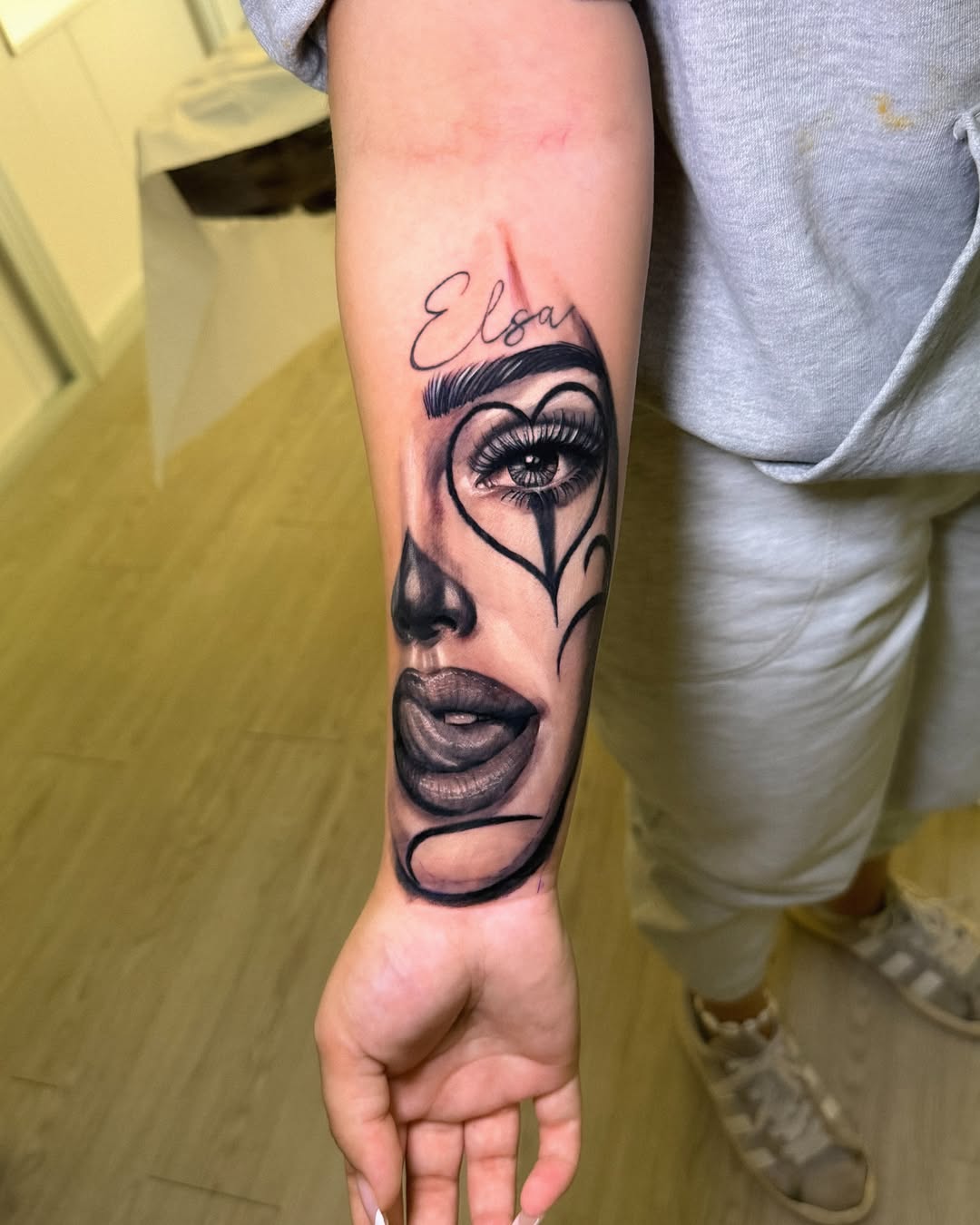 Tatuaje de un retrato en el antebrazo